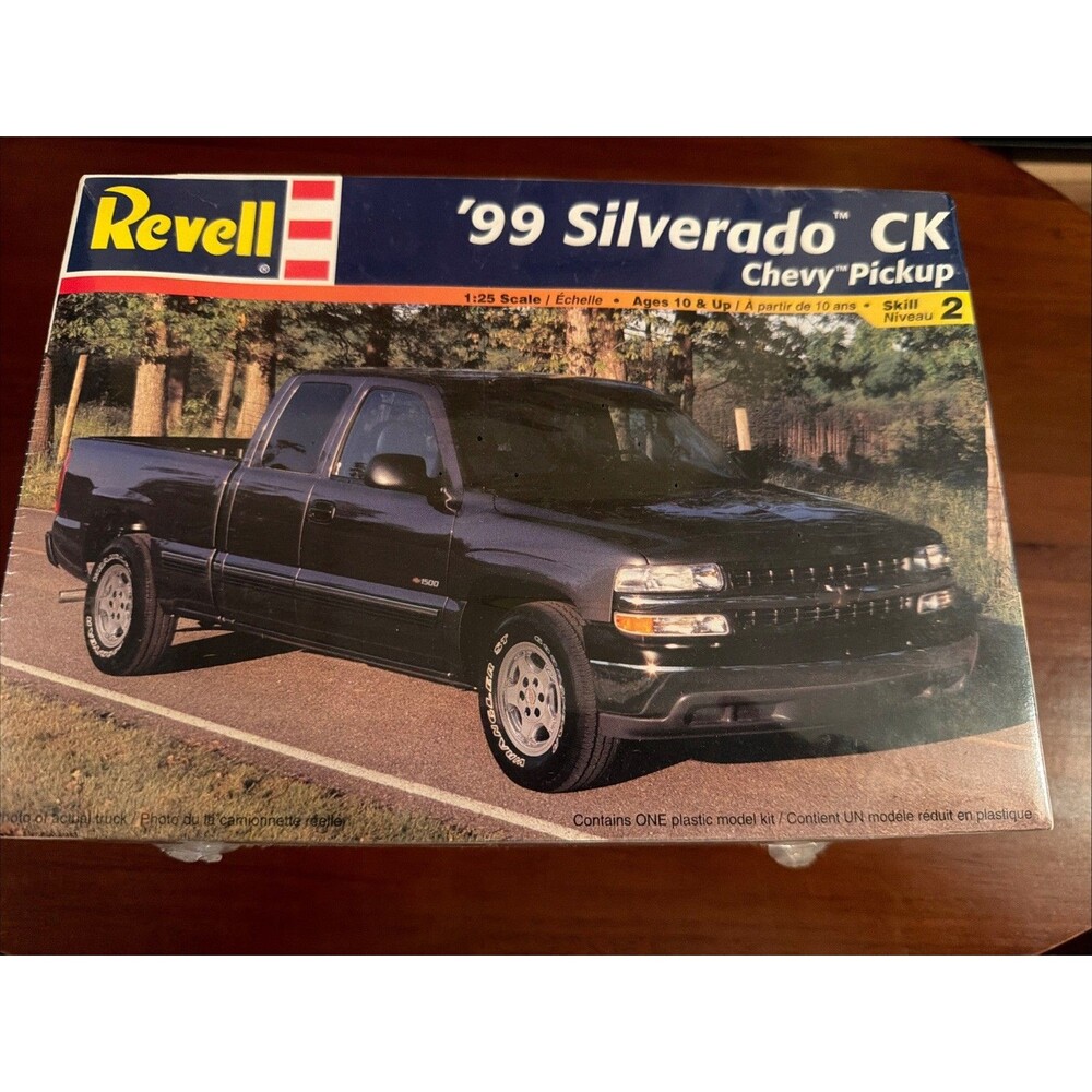 Revell 1999 Chevy Silverado CK Pickup 1:25 Scale Model Kit 85-7646 . New Sealed!